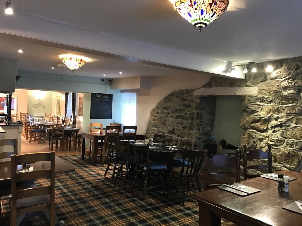 Crown Hotel 풀헬리 외부 사진