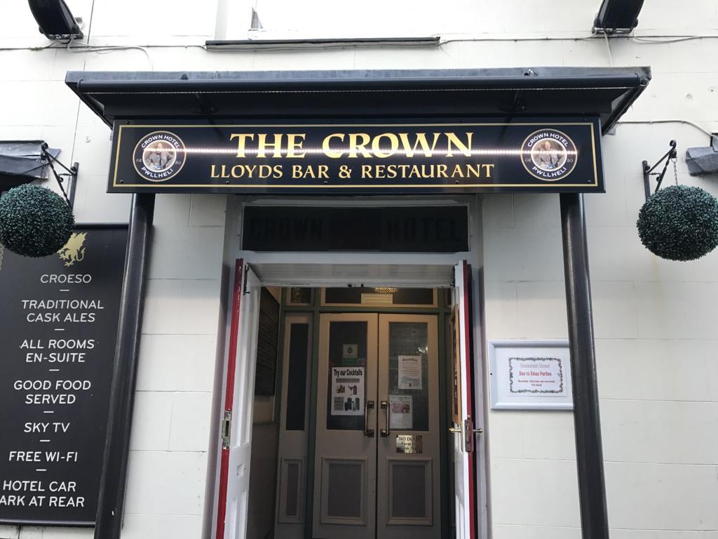 Crown Hotel 풀헬리 외부 사진